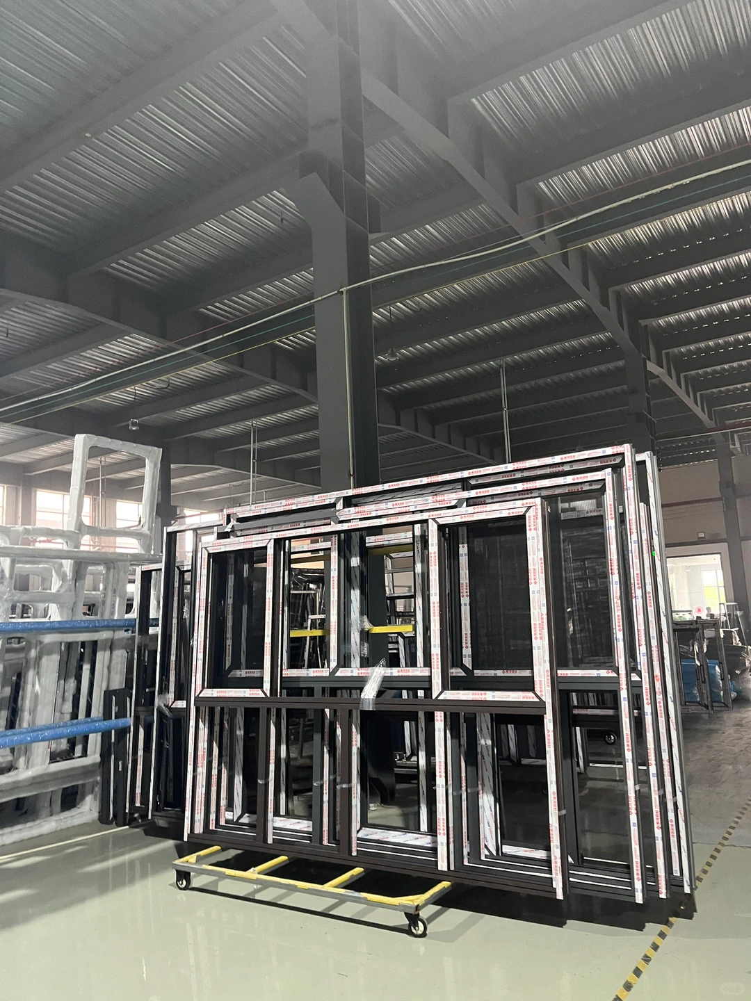 我们是一家金华本地的大型铝合金门窗厂家