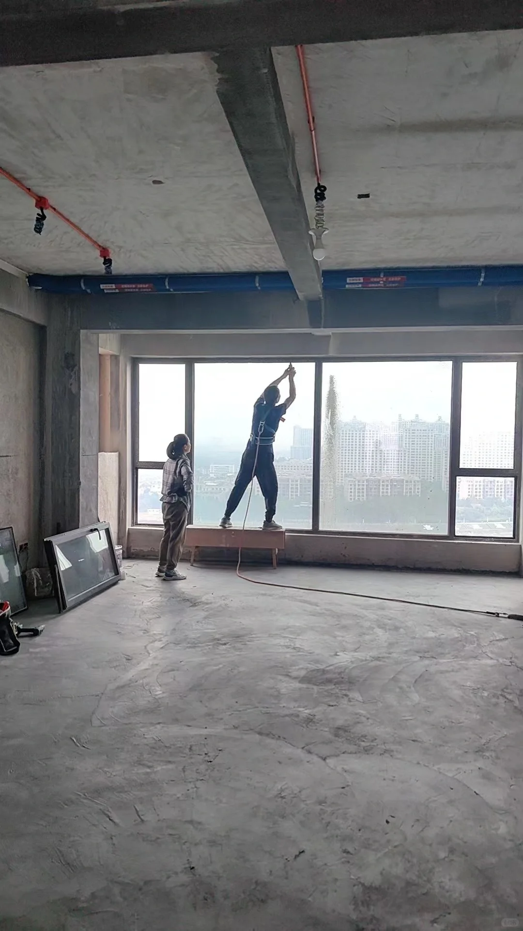 我们是一家金华本地的大型铝合金门窗厂家