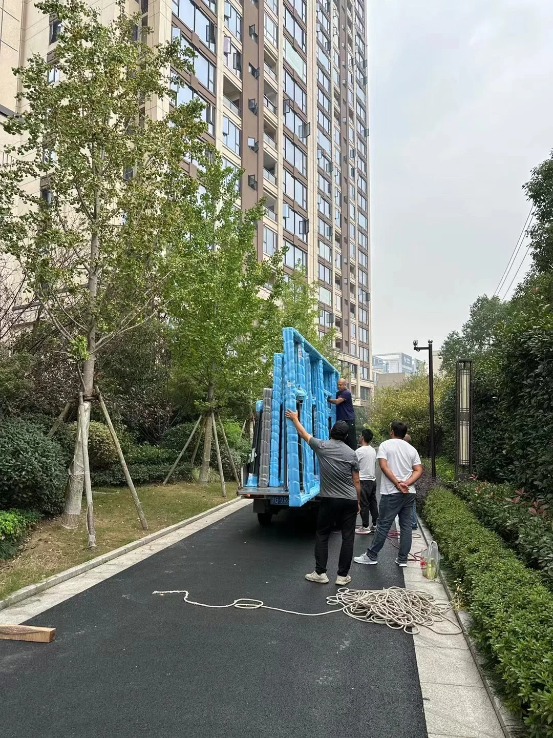 我们是一家金华本地的大型铝合金门窗厂家