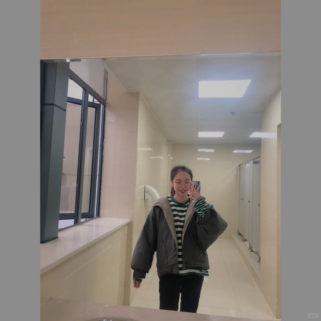 女大学生最爱在图书馆干什么？？