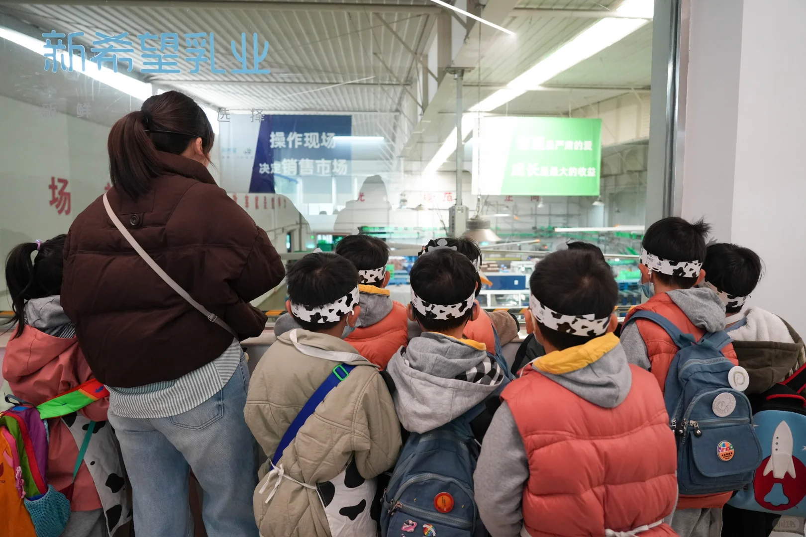 小世界萌娃们的牛奶工厂探秘记