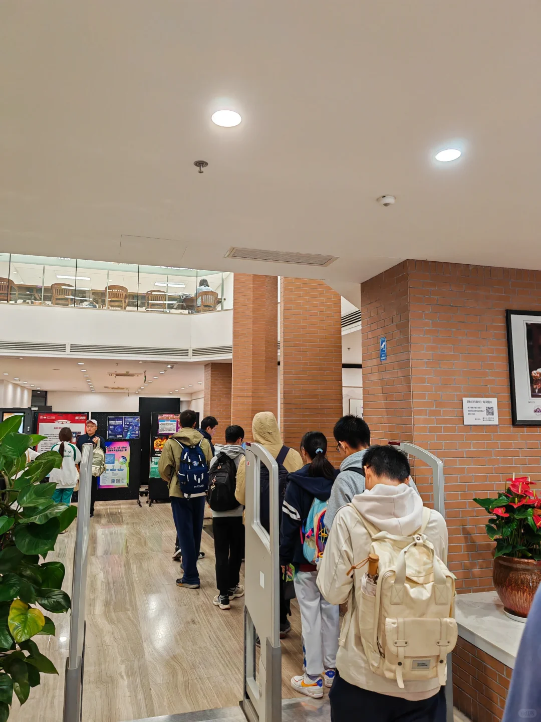 半年来第一次进图书馆就待到闭馆