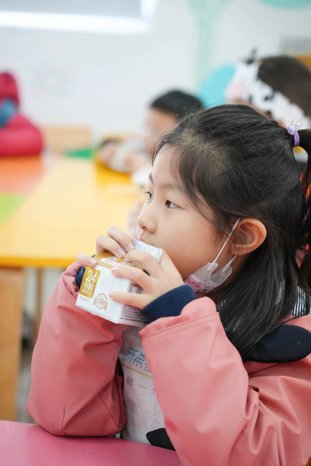 小世界萌娃们的牛奶工厂探秘记