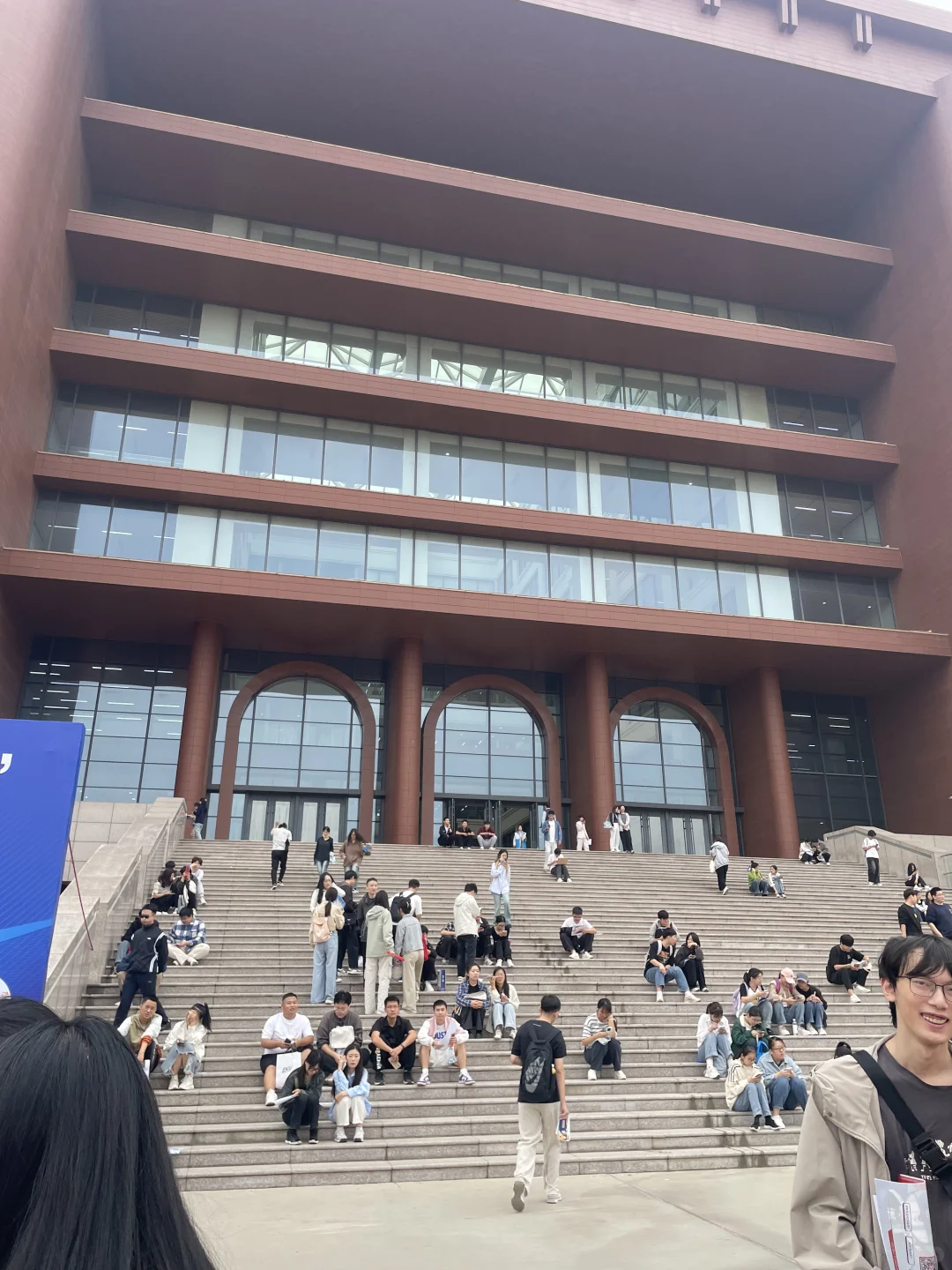 河北大学图书馆里背书的同学们