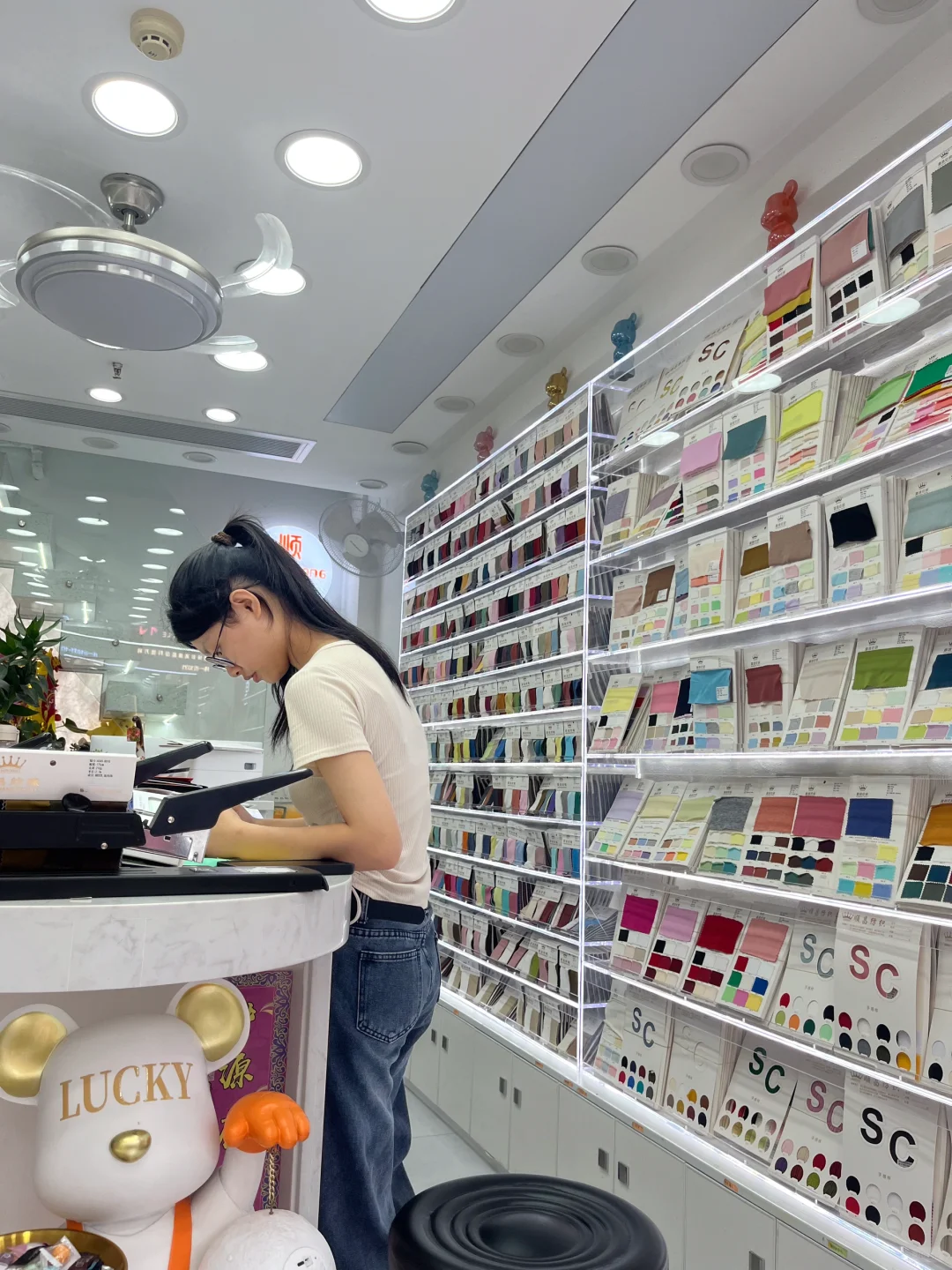 1500条裤子 服装工厂不做说有事放假了