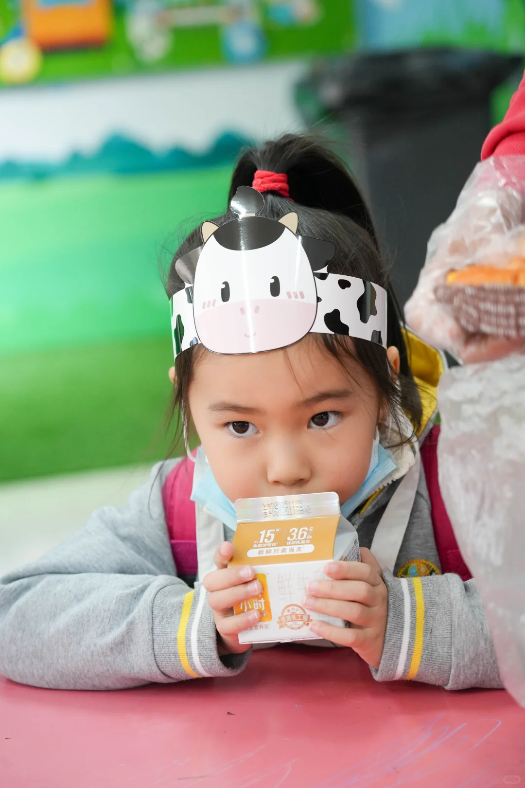 小世界萌娃们的牛奶工厂探秘记