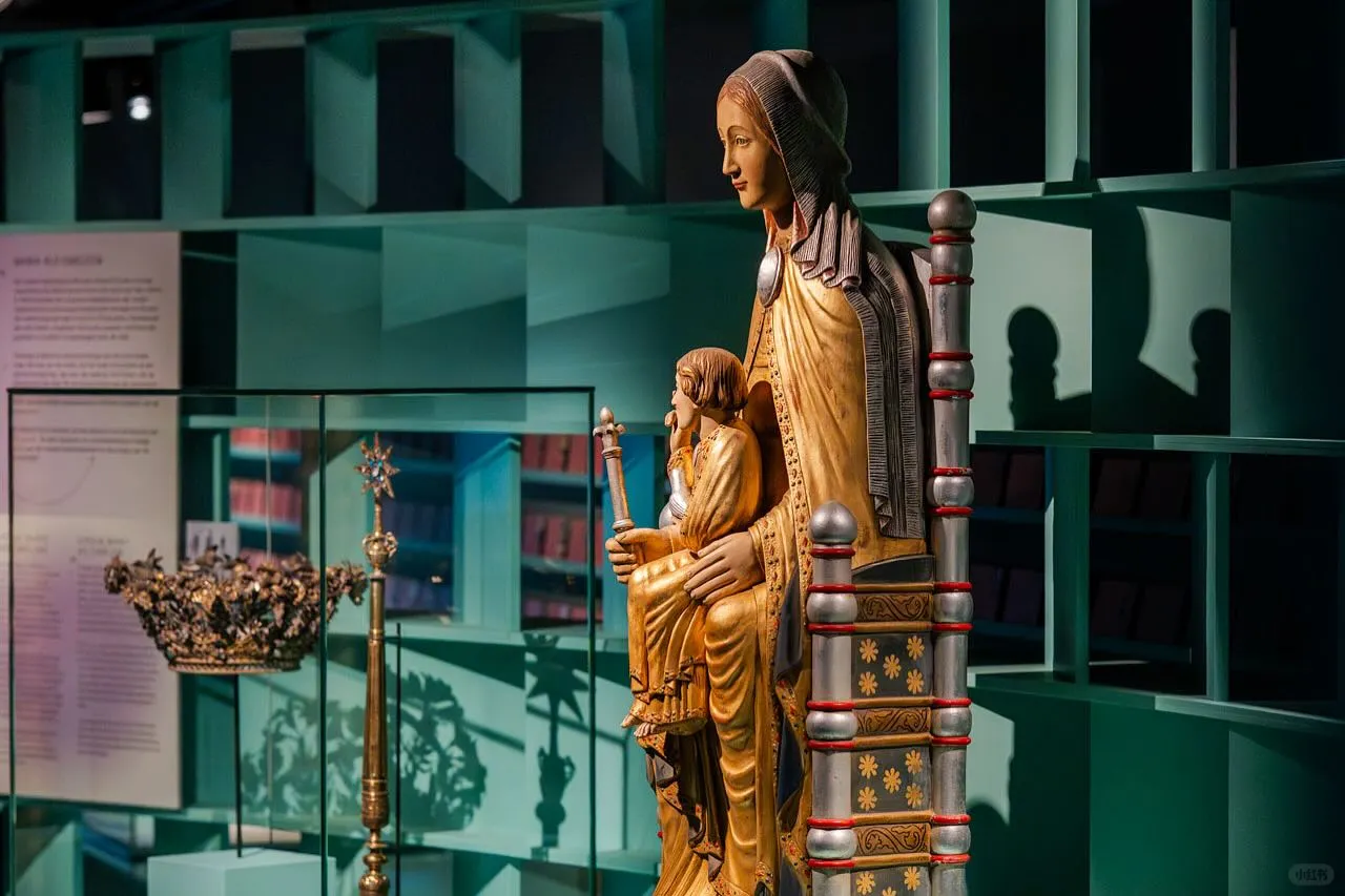 鲁汶必冲！87 米钟楼图书馆的文艺复兴风