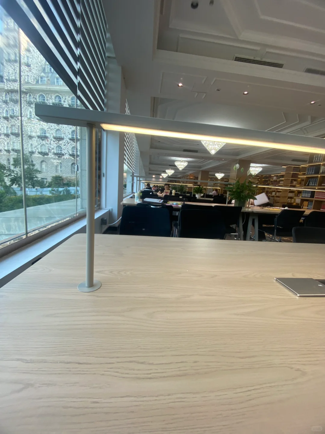 学校的图书馆真的好好看????