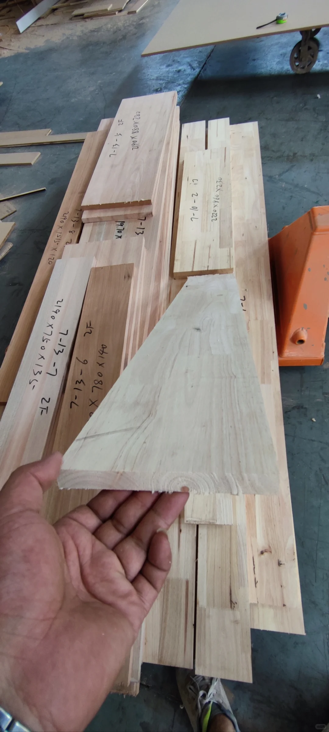 亿芯木门工厂，车间日常