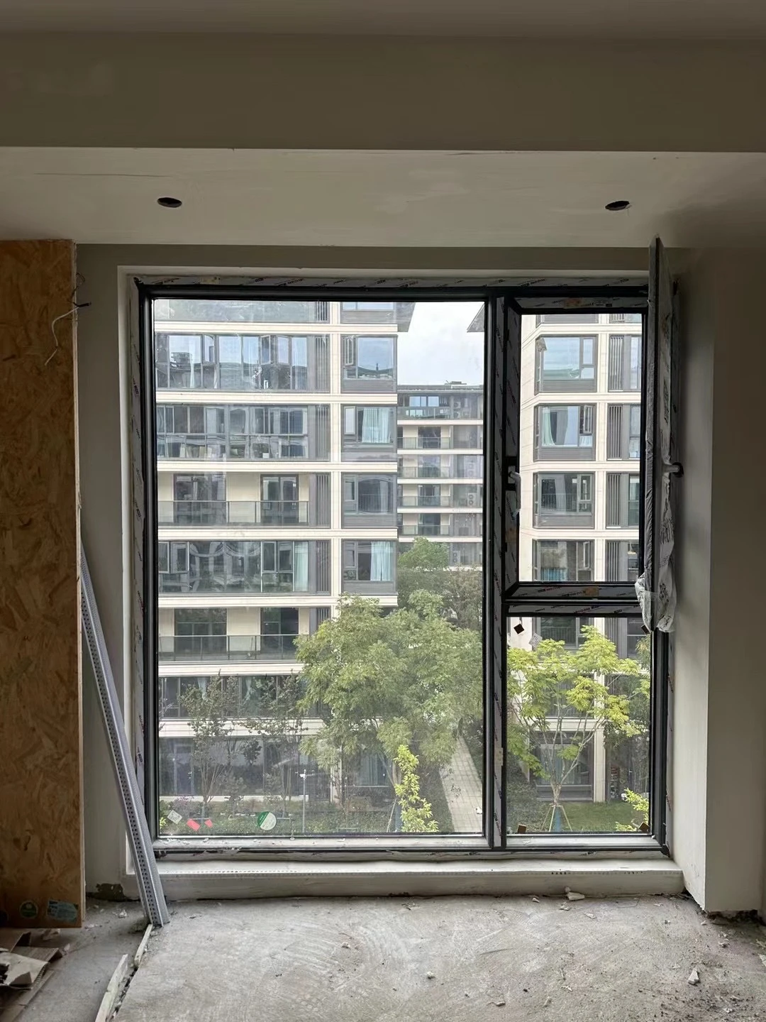 我们是一家金华本地的大型铝合金门窗厂家