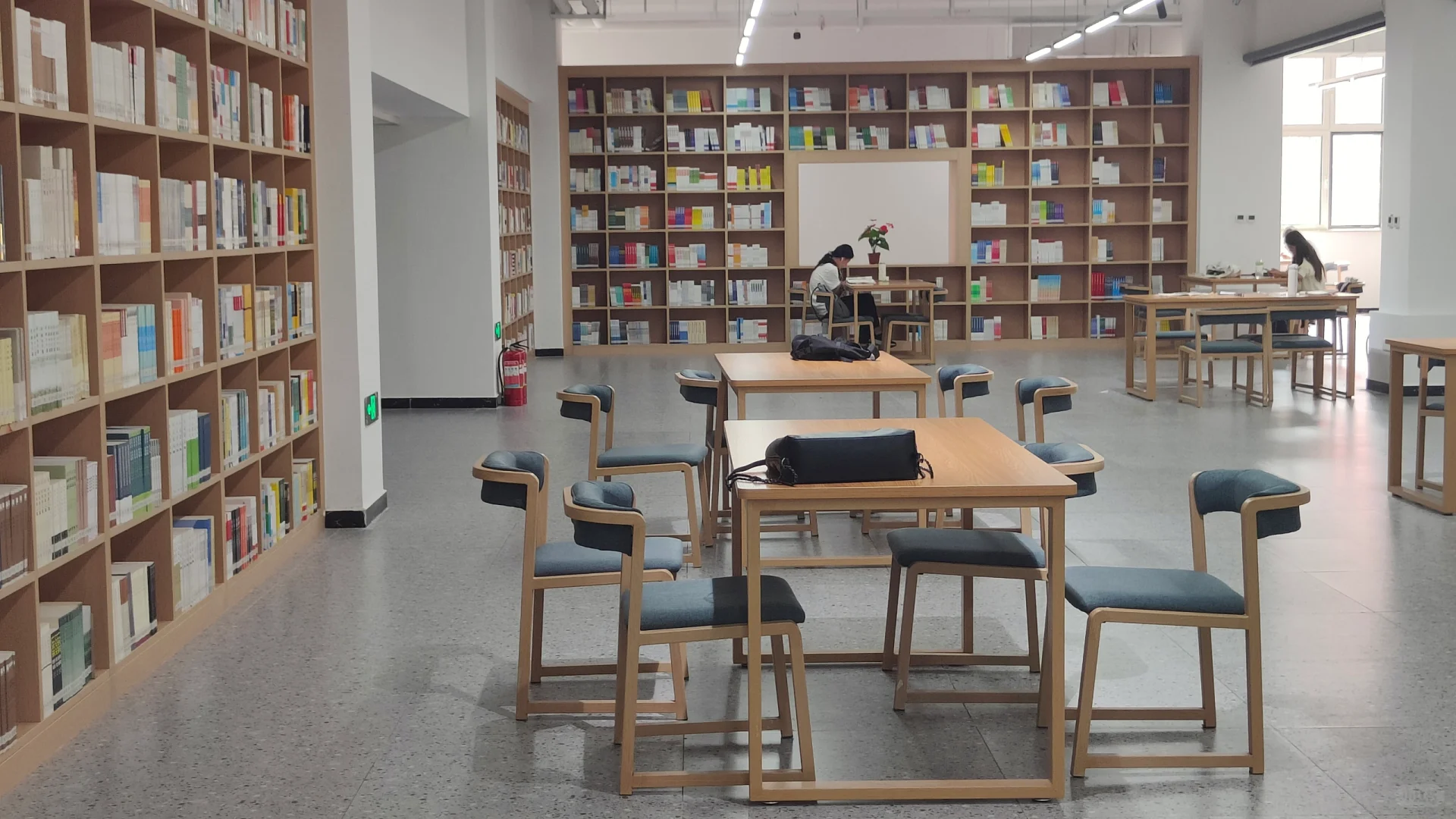 打卡河北东方学院图书馆