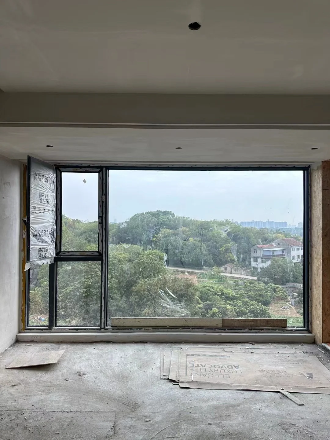 我们是一家金华本地的大型铝合金门窗厂家