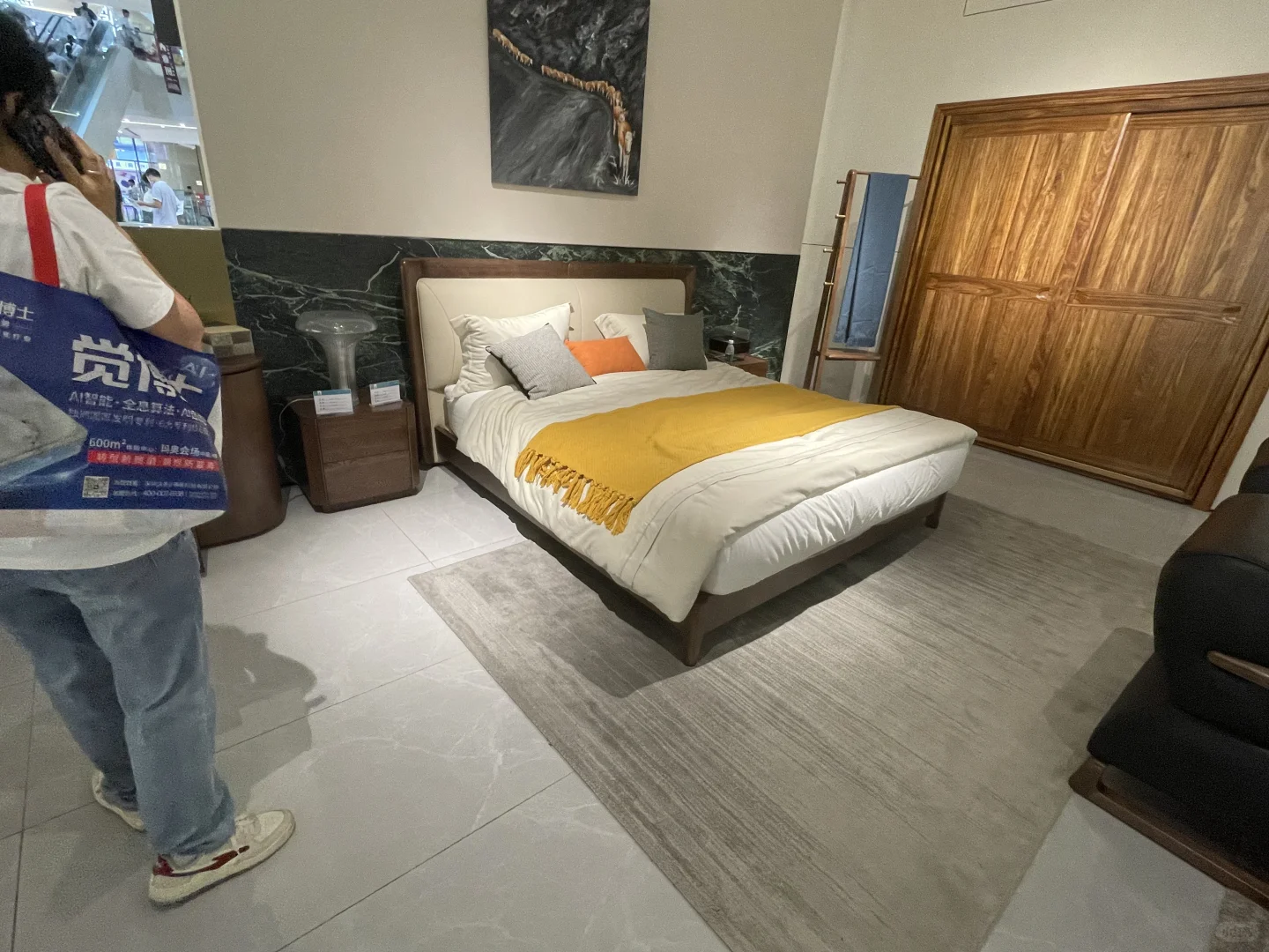 来广州展销会选家具了，价格很给力