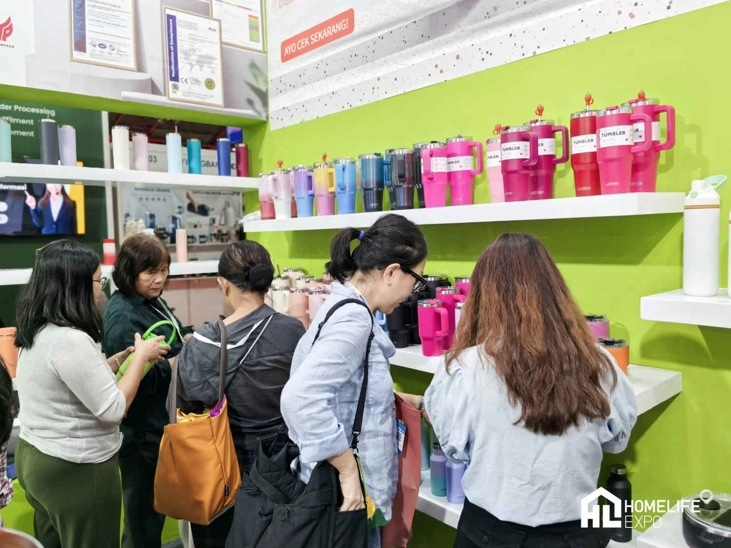 这是哪里的保温杯展？那么多人？