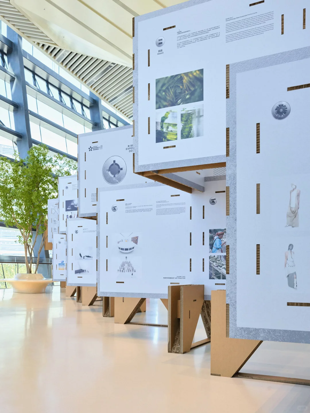 在西岸,被一面巨型展板缩小了