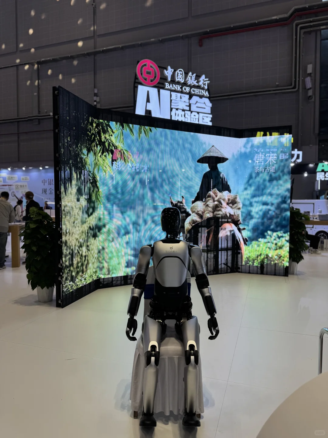 今日文案：看了个展?️