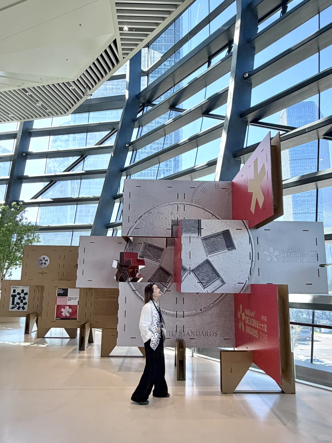 在西岸,被一面巨型展板缩小了