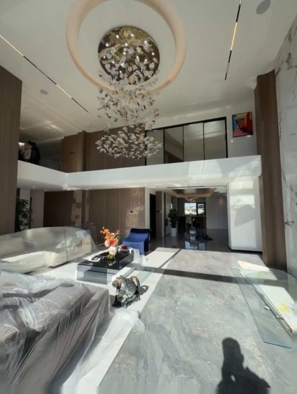 昆明官渡会展片区唯一中空旋转大楼梯，