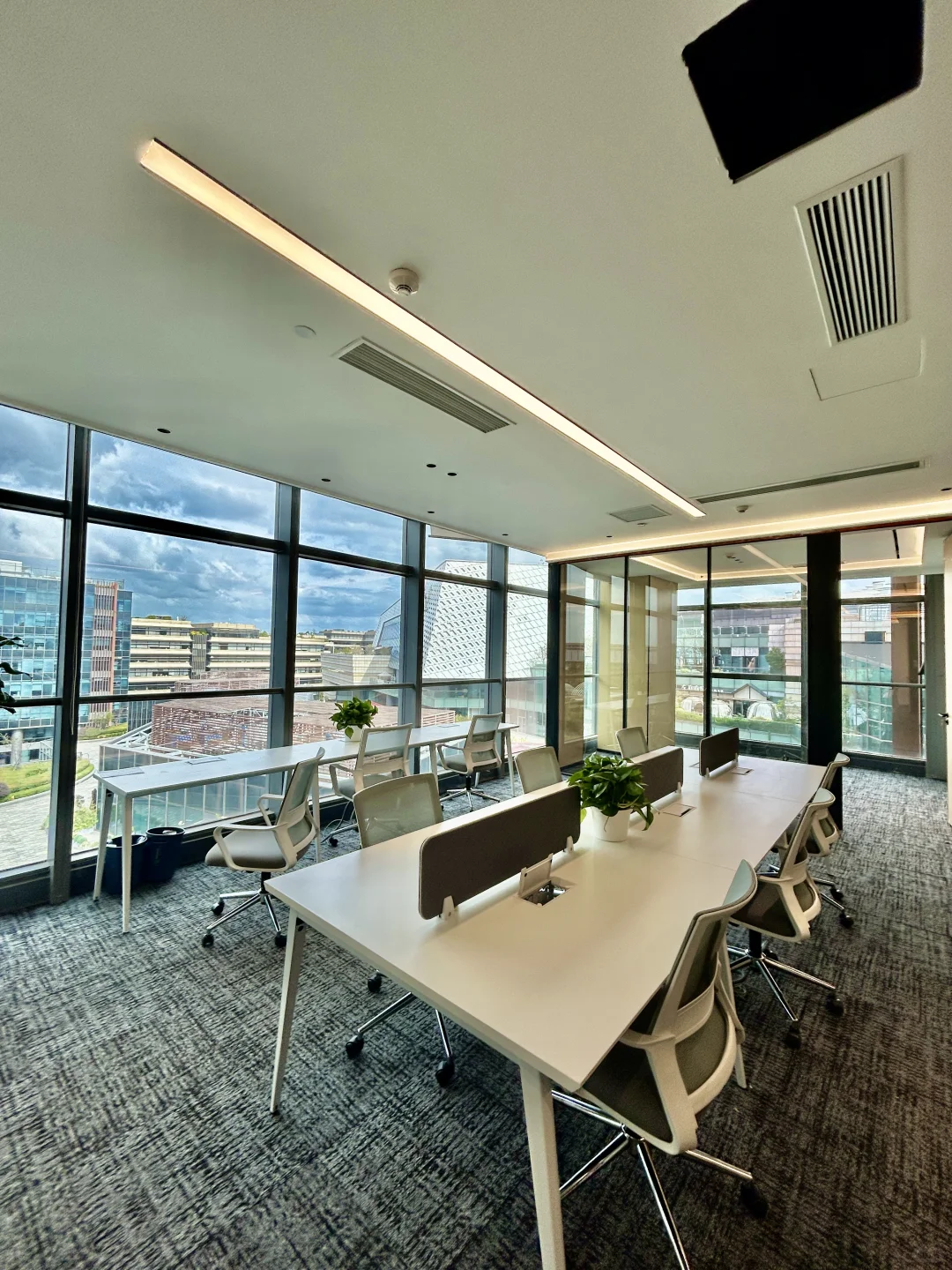 上海虹桥火车站旁，有窗景的办公室，好city