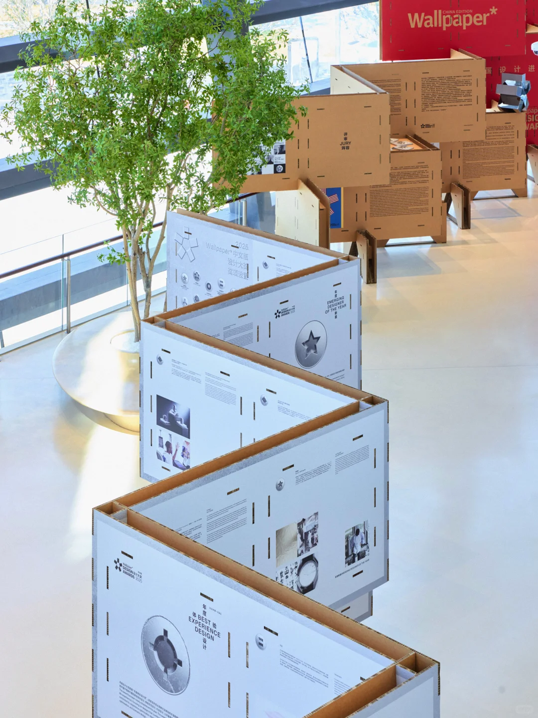 在西岸,被一面巨型展板缩小了