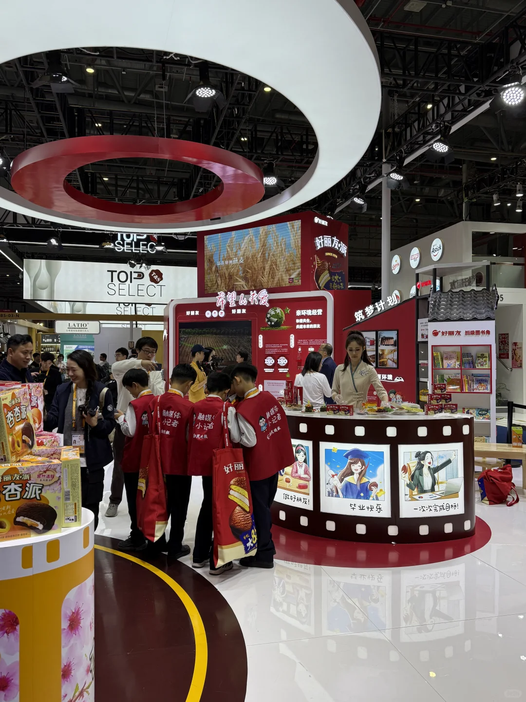 18张live图感受进博会|逛吃逛喝到处排长队