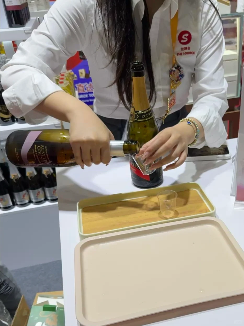 SJTU｜人生第一次参加进博会！