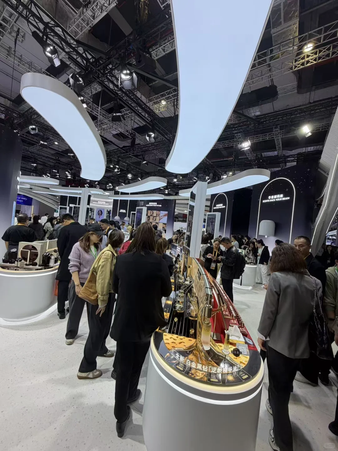 雅诗兰黛在进博会搞大事情！逆龄油中国首发！