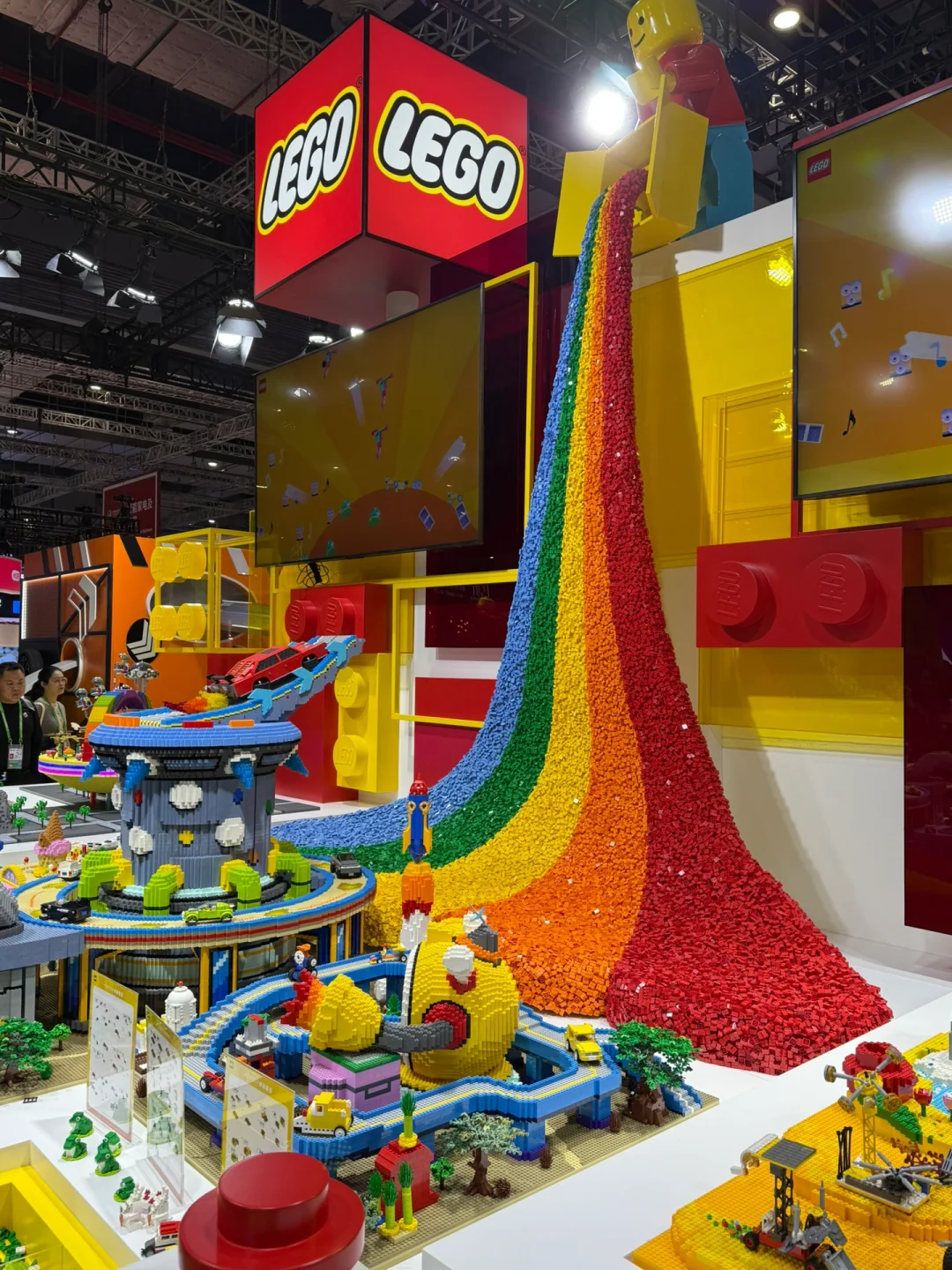 18张live图感受进博会|逛吃逛喝到处排长队