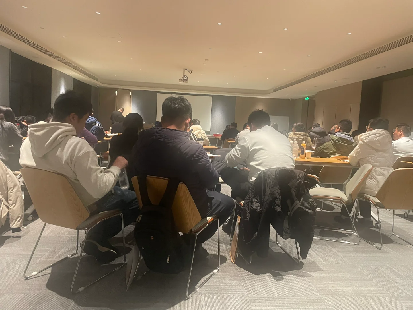 经历了一场历时15个小时的招标会