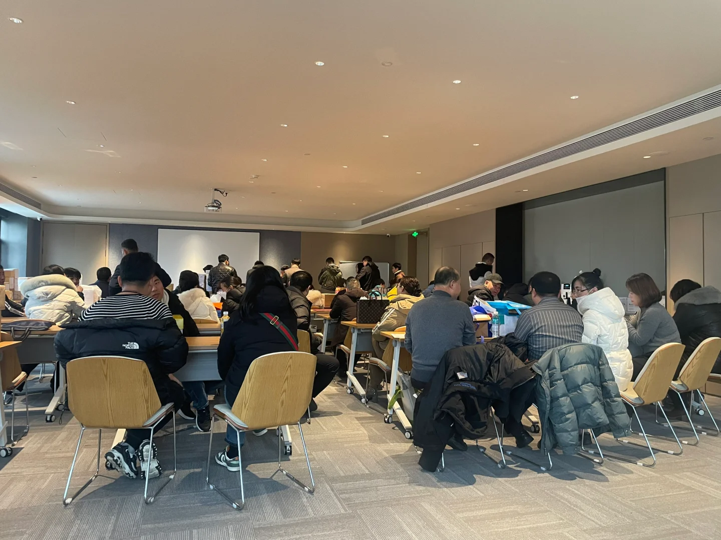 经历了一场历时15个小时的招标会