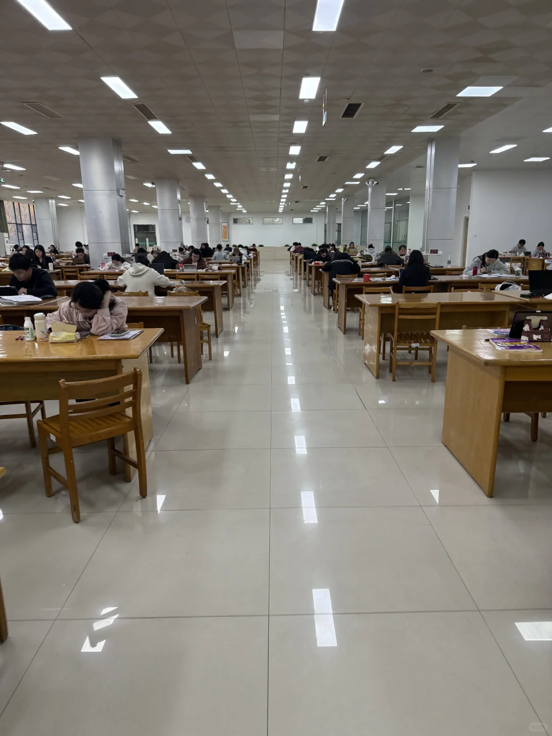 每次接水走这么一段路就像走t台一样…..