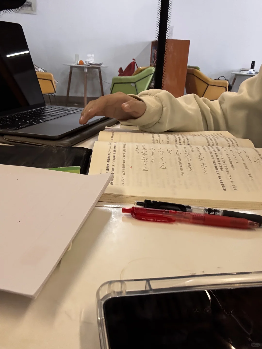 祝贺这位女士这些年第一次抢上图书馆静音仓