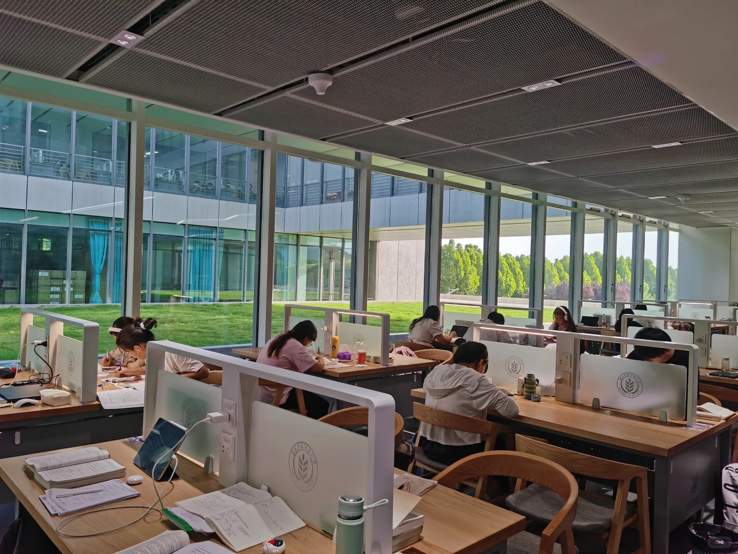 让我看看是谁家大学盖这么好的图书馆？