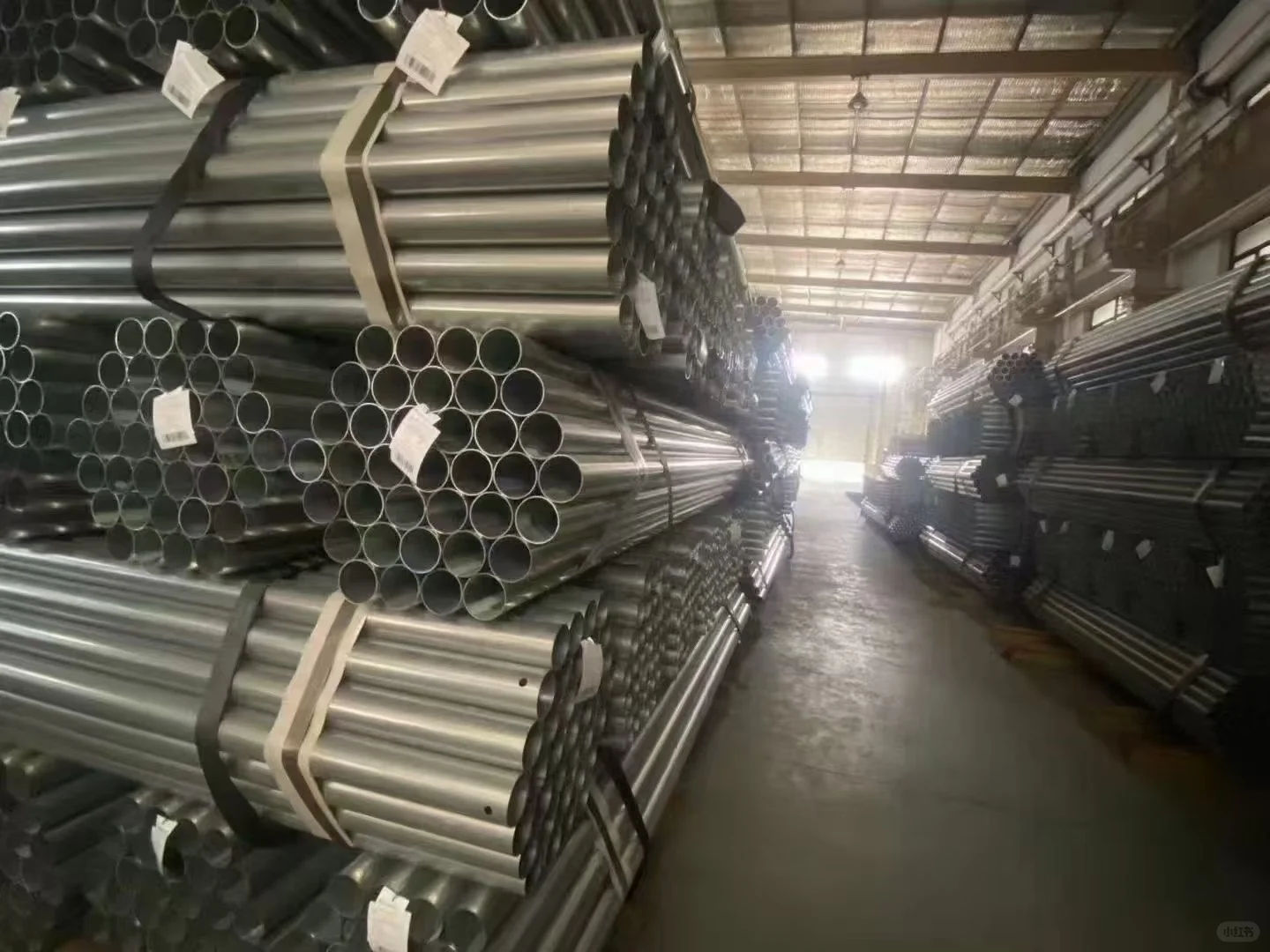 卖钢的小女孩在工厂的一天