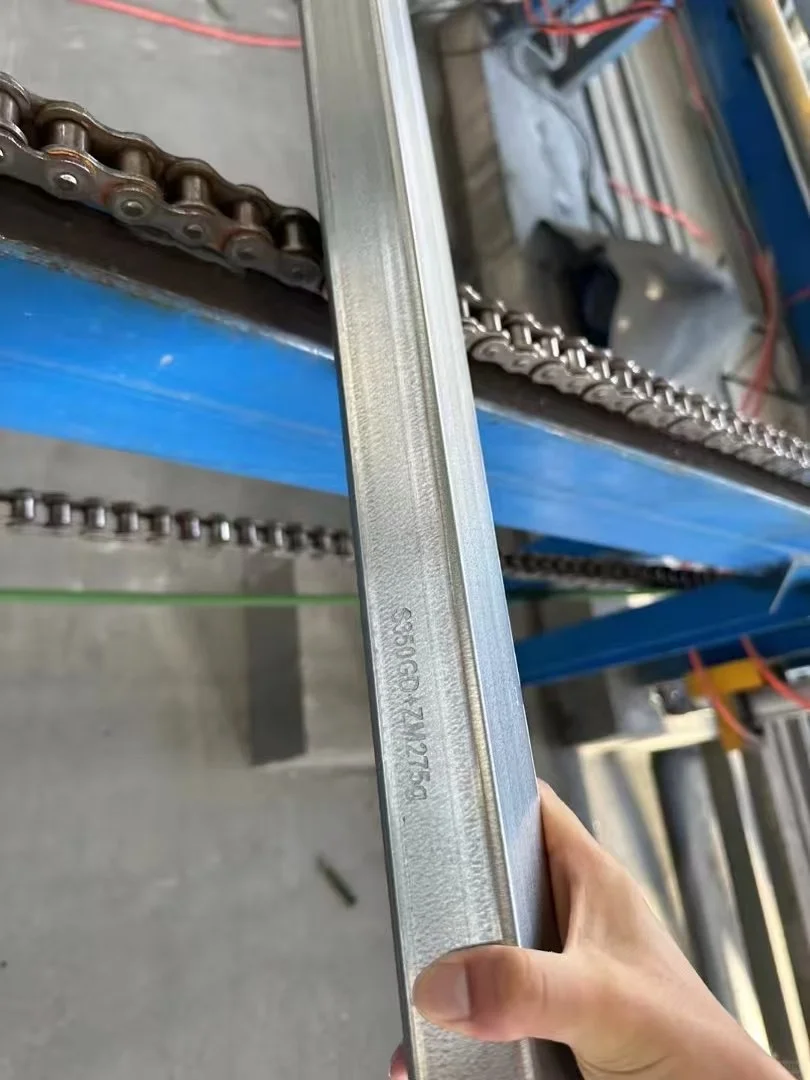 卖钢的小女孩在工厂的一天