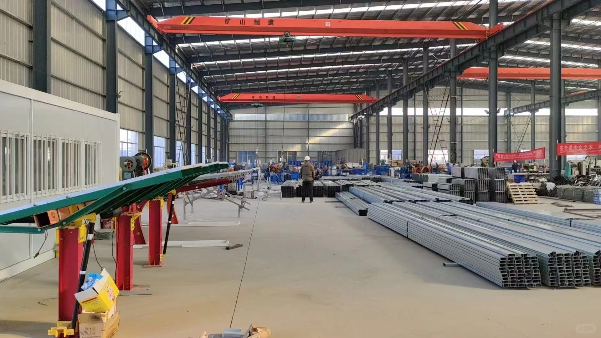 卖钢的小女孩在工厂的一天