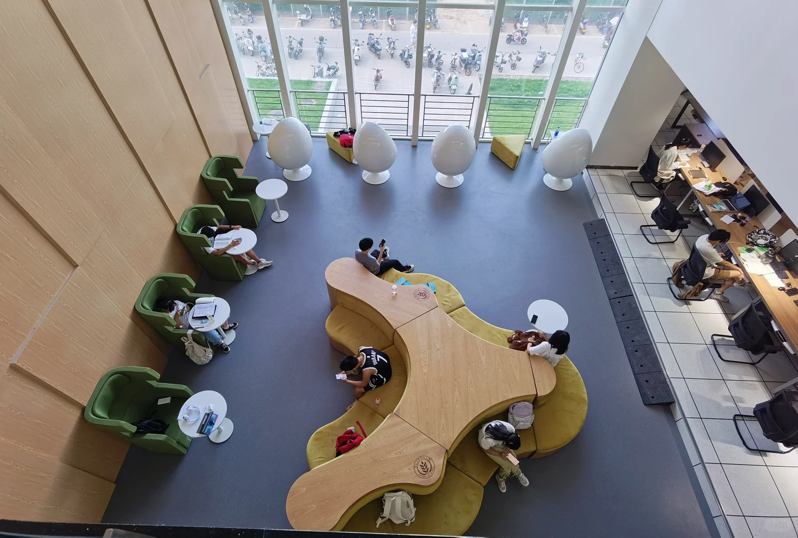 让我看看是谁家大学盖这么好的图书馆？