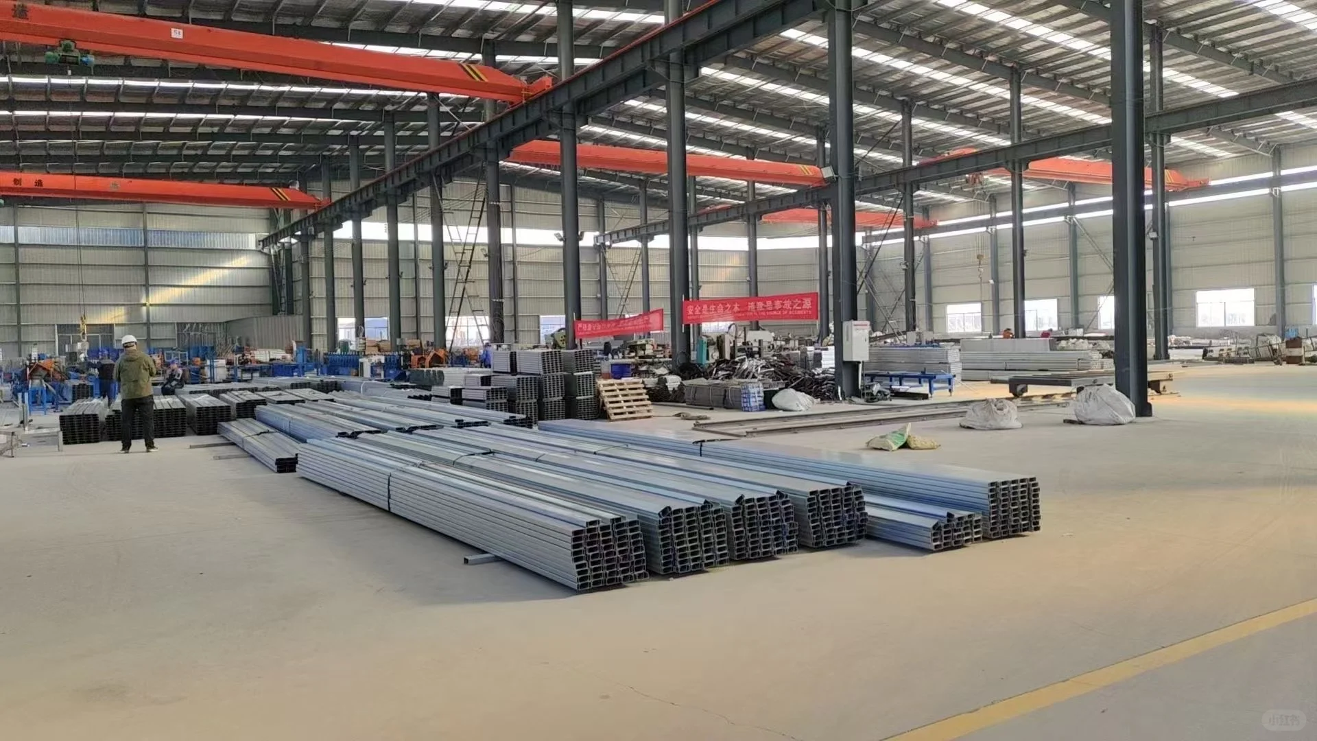 卖钢的小女孩在工厂的一天