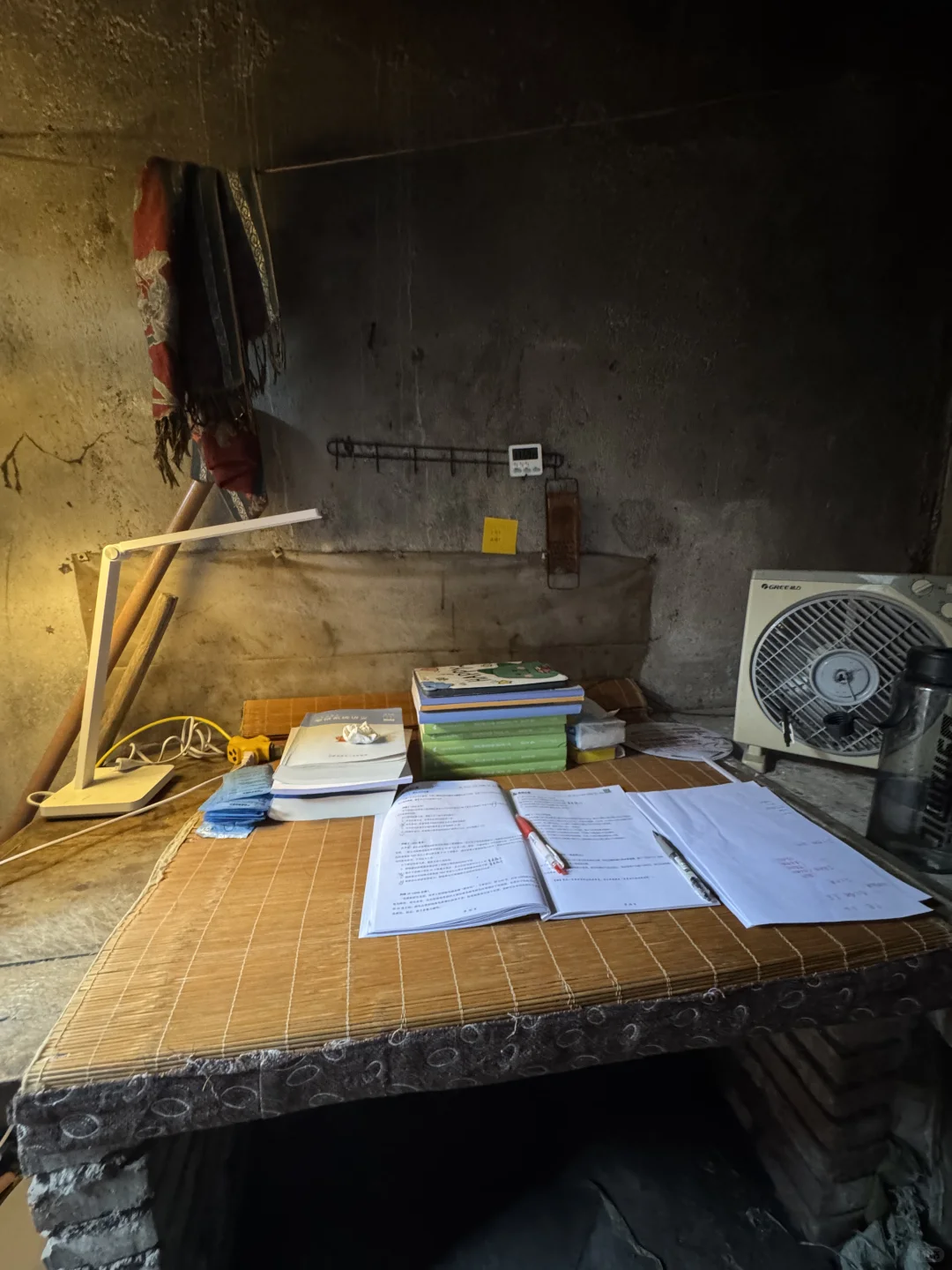 终于收拾出来一块学习的地方了