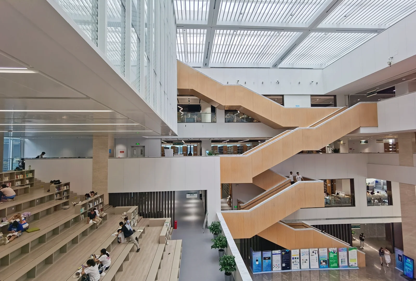 让我看看是谁家大学盖这么好的图书馆？