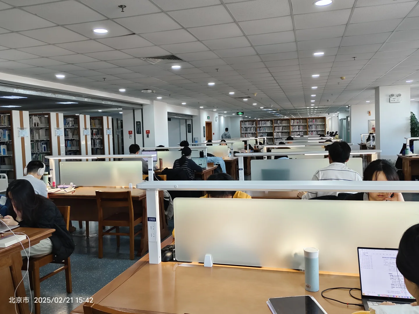 北师大丨图书馆新桌子舒服得想住进来