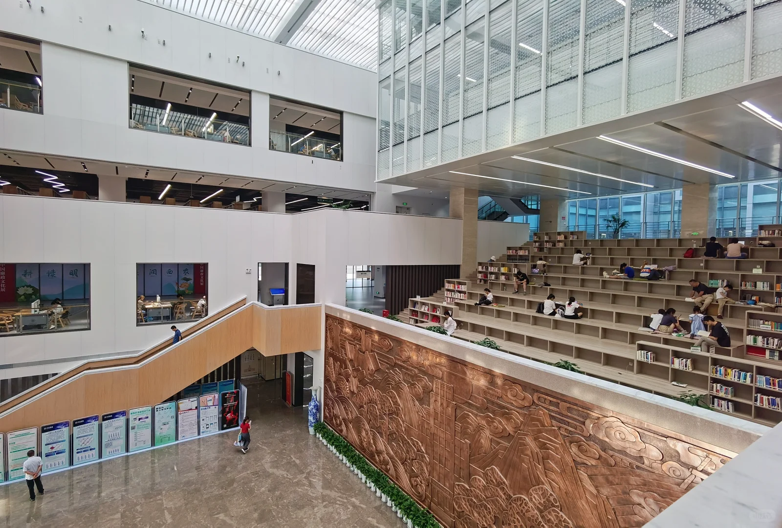 让我看看是谁家大学盖这么好的图书馆？