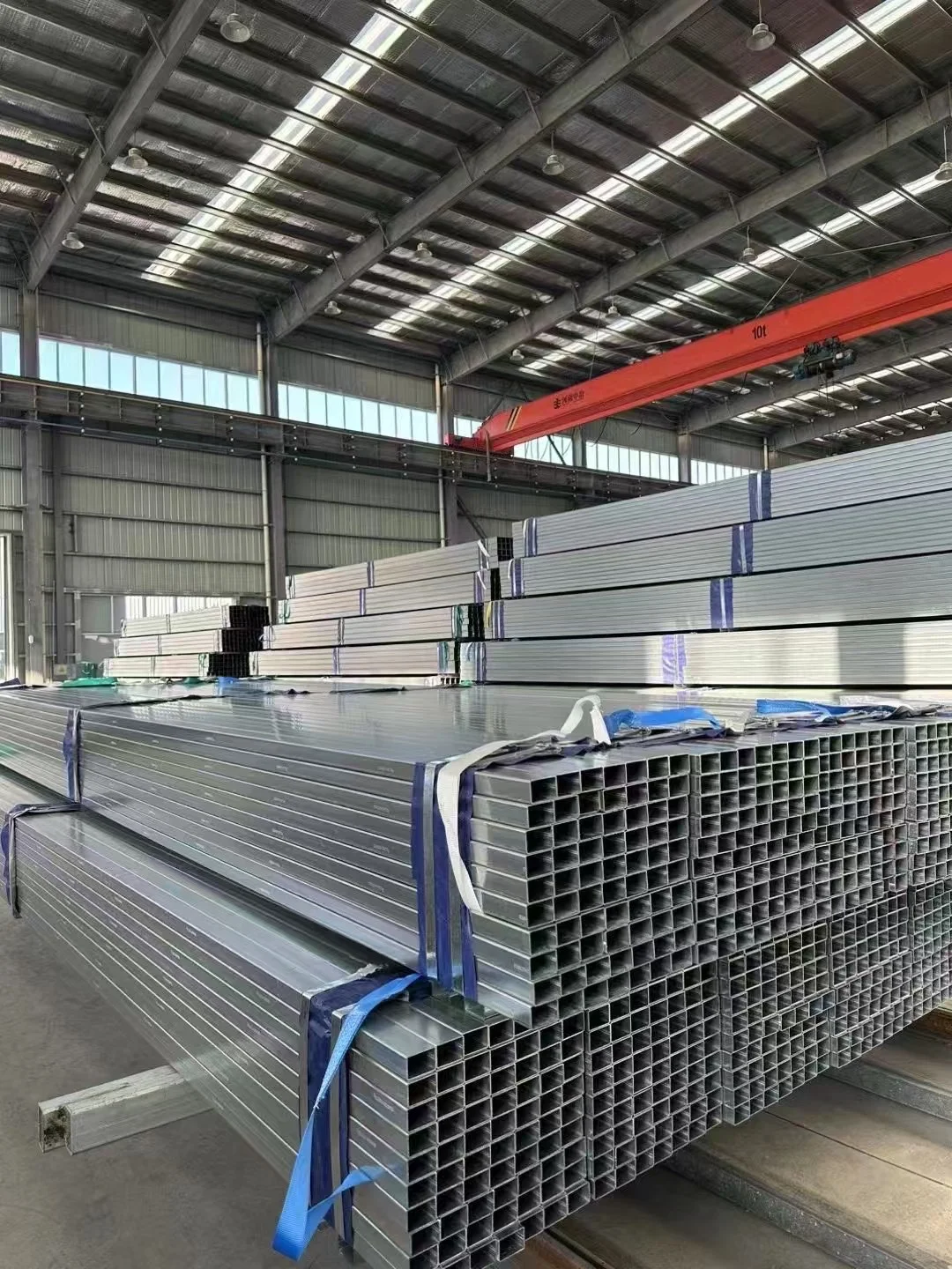 卖钢的小女孩在工厂的一天