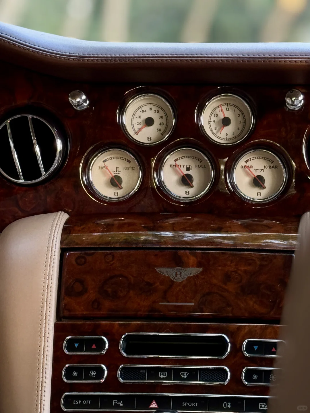 豪华，不需要一整块iPad贴在中控上