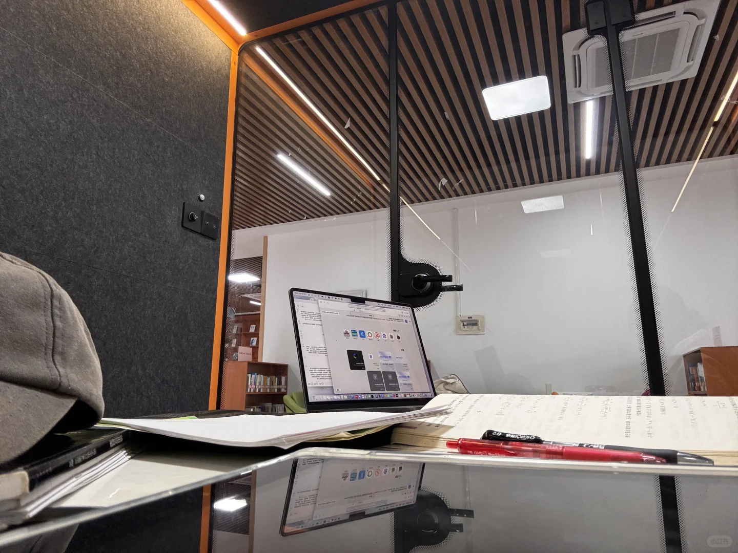 祝贺这位女士这些年第一次抢上图书馆静音仓