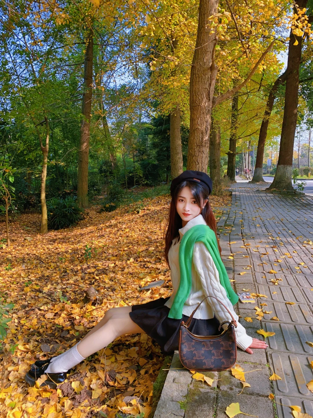 要陪我一起踩落叶吗?