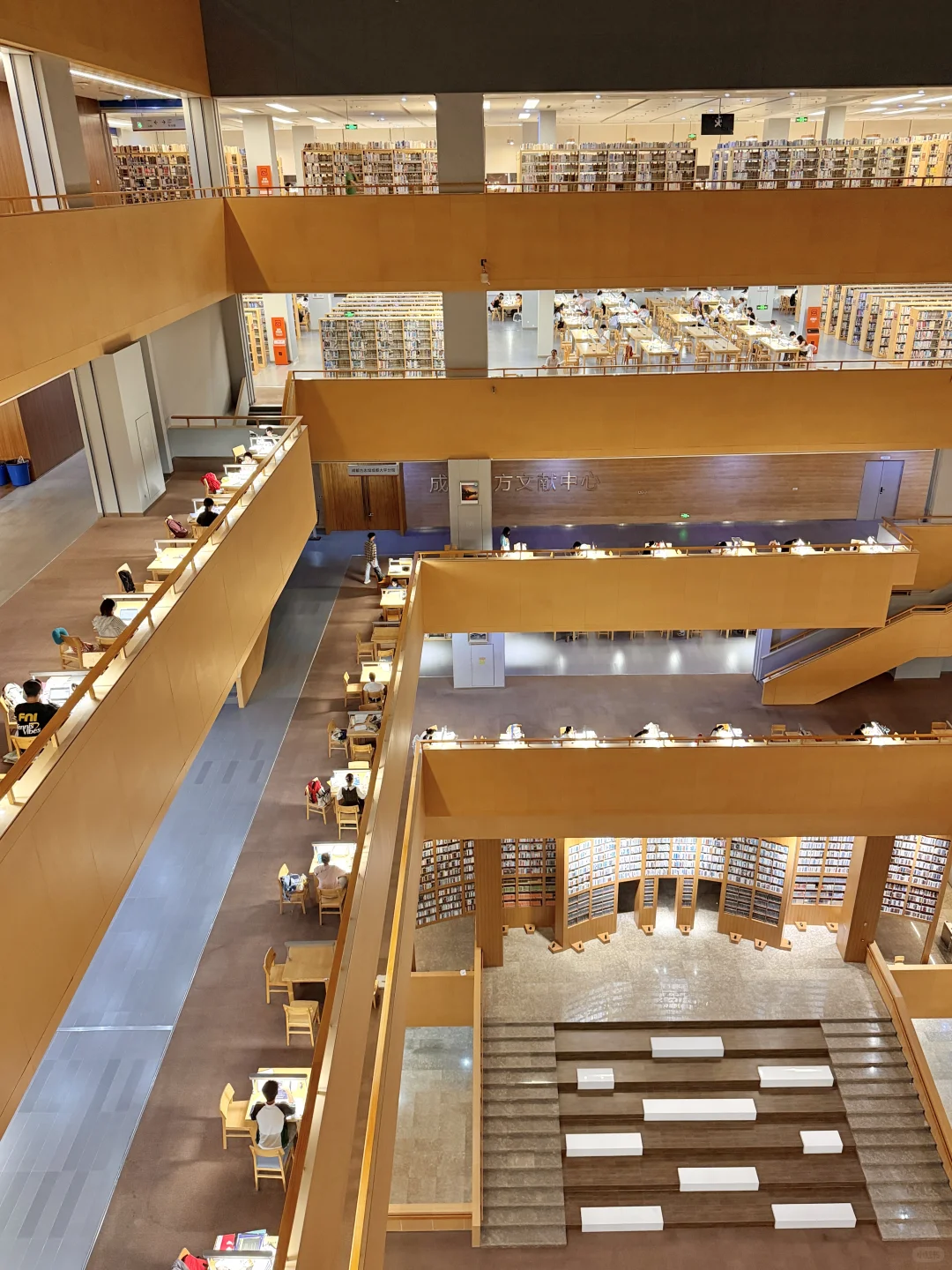 成都大学的图书馆。。。学习氛围真的好好啊?