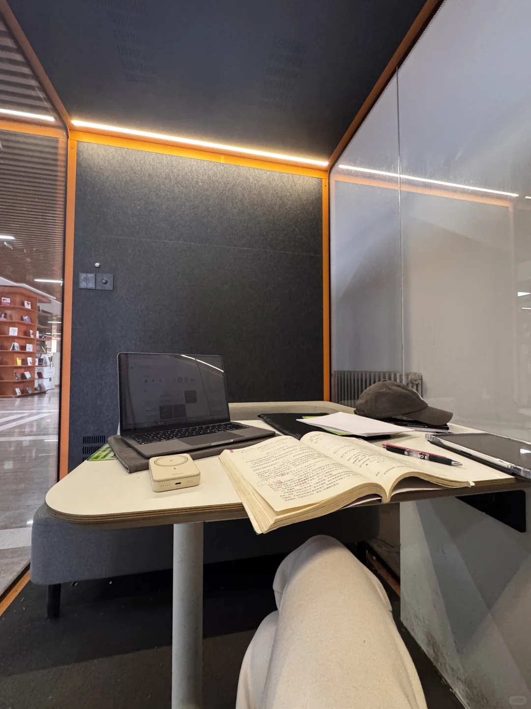 祝贺这位女士这些年第一次抢上图书馆静音仓