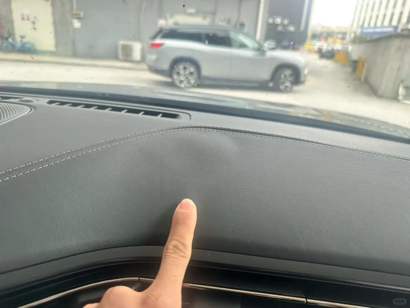 一代蔚来车主福音！仪表台鼓包不用换皮?
