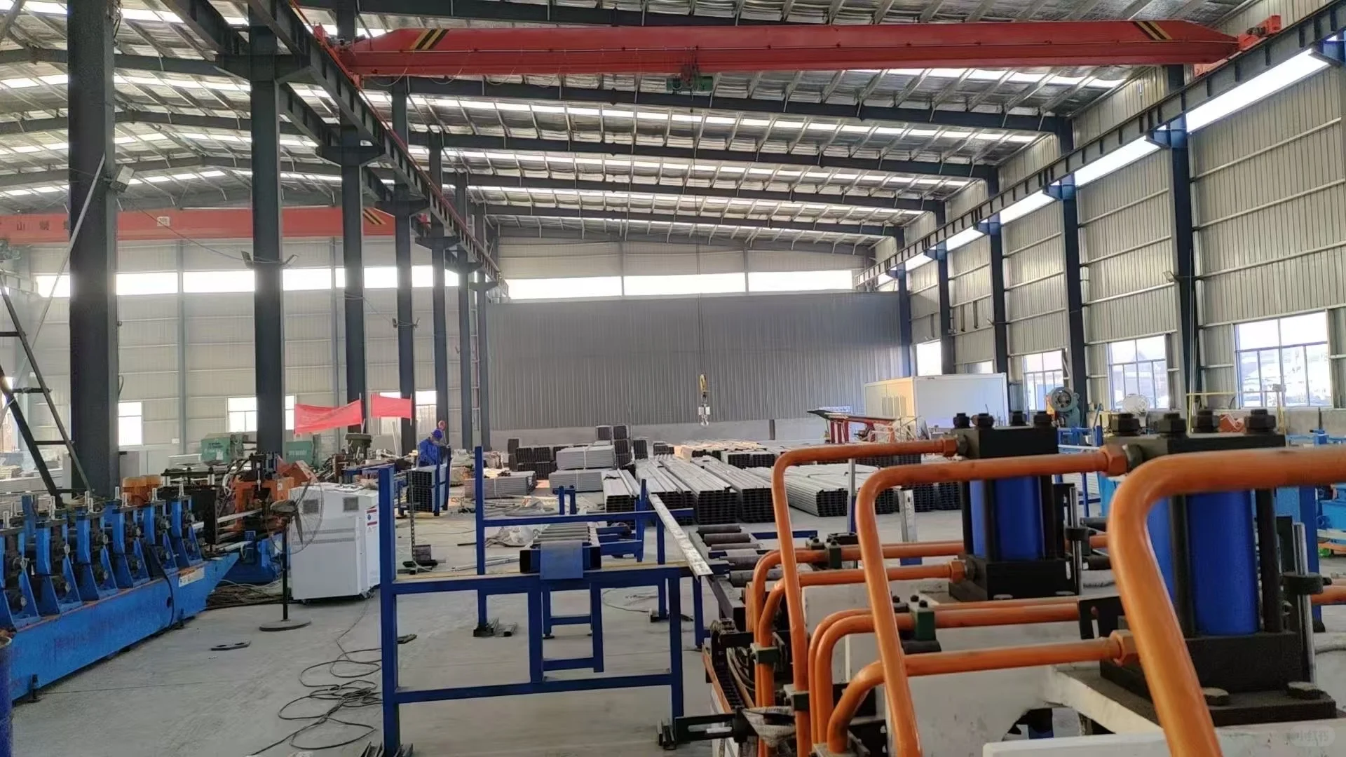 卖钢的小女孩在工厂的一天